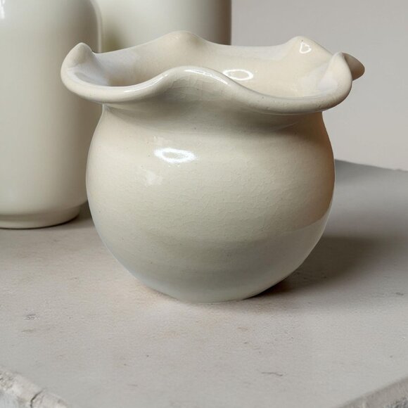 Vintage Heavy hand thrown pottery Planter,Vase beige with ruffle edge rose heart - Picture 5 of 13